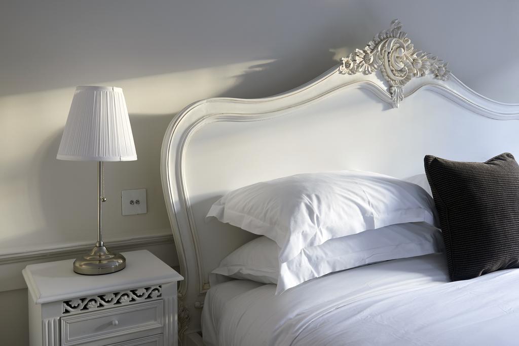 The Bell Inn Hotel Horndon-on-the-Hill Pokoj fotografie